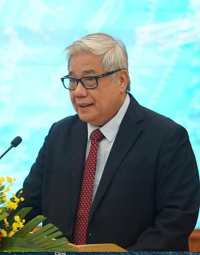 - Thưa GS.TSKH Vũ Minh Giang, trong nhận thức phổ biến, khi nói tới Việt Nam người ta thường nghĩ về một nền văn minh nông nghiệp lúa nước với chủ nhân là những người nông dân gắn liền với ruộng đồng qua nhiều thế hệ. Nhưng Việt Nam cũng là quốc gia có đường bờ biển dài 3.260km. Theo ông, đặc điểm này đã ảnh hưởng như thế nào đến văn hóa Việt và được biểu hiện ra sao trong giai đoạn khởi nguồn của lịch sử dân tộc?