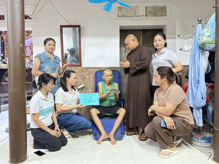 Các cá nhân, câu lạc bộ thiện nguyện, thôn xóm đến thăm hỏi động viên tặng quà cho anh Huy và gia đình. Ảnh: GĐNVCC