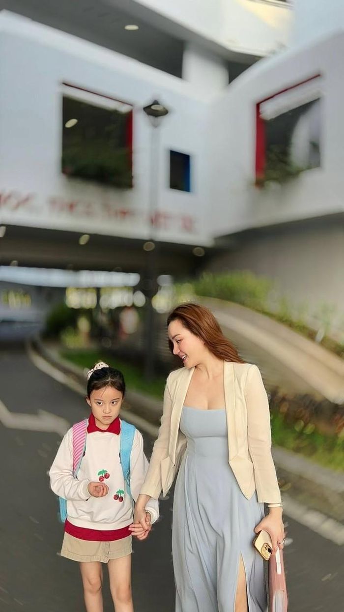 Dù dành phần lớn thời gian cho cuộc sống riêng, Vy Oanh chưa bao giờ từ bỏ âm nhạc. Thỉnh thoảng, cô vẫn phát hành sản phẩm mới, tham gia các chương trình biểu diễn hoặc góp mặt trong những đêm nhạc phù hợp với lịch trình của gia đình.