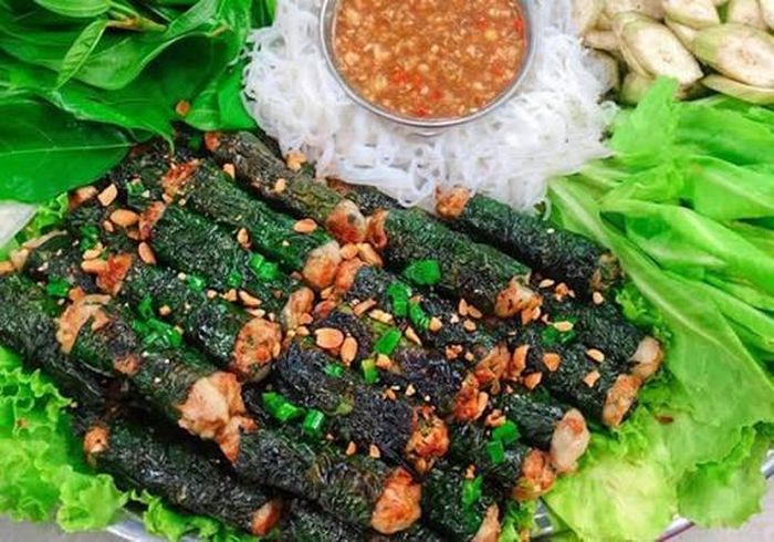 Một trong những món ăn từ lá lốt không thể bỏ qua đó là bò cuốn lá lốt.