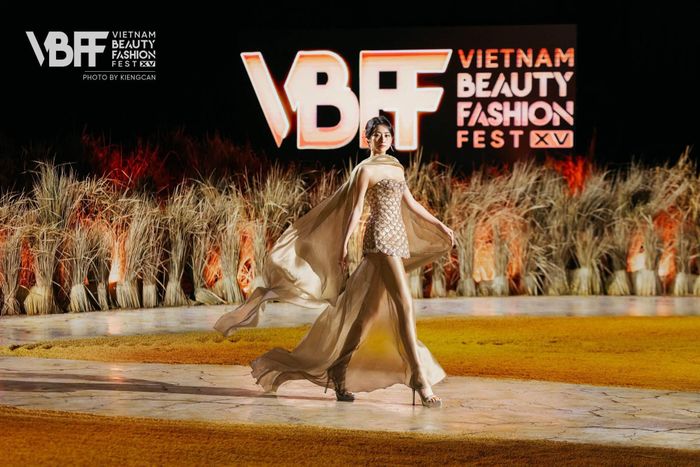 "Đứng trên sàn runway với thiết kế đầy tâm huyết này, Linh hạnh phúc khi được là người góp phần truyền tải trọn vẹn tinh thần và câu chuyện mà anh NTK muốn kể", nàng hậu bộc bạch.