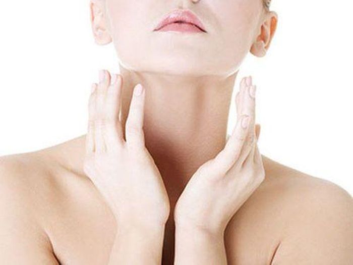 Cải thiện nếp nhăn, giảm nhăn da và làm chậm lão hóa bằng cách massage cổ thường xuyên và đúng cách.