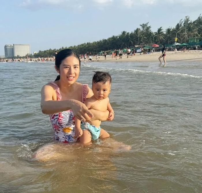 Khoảnh khắc bình dị của Hoa hậu Ngọc Hân được chính chồng cô ghi lại. Tuy nhiên, Hoa hậu Việt Nam 2010 vẫn hài hước "nhắc khéo" ông xã vì cho rằng anh chụp ảnh không đẹp bằng cô chụp cho anh.