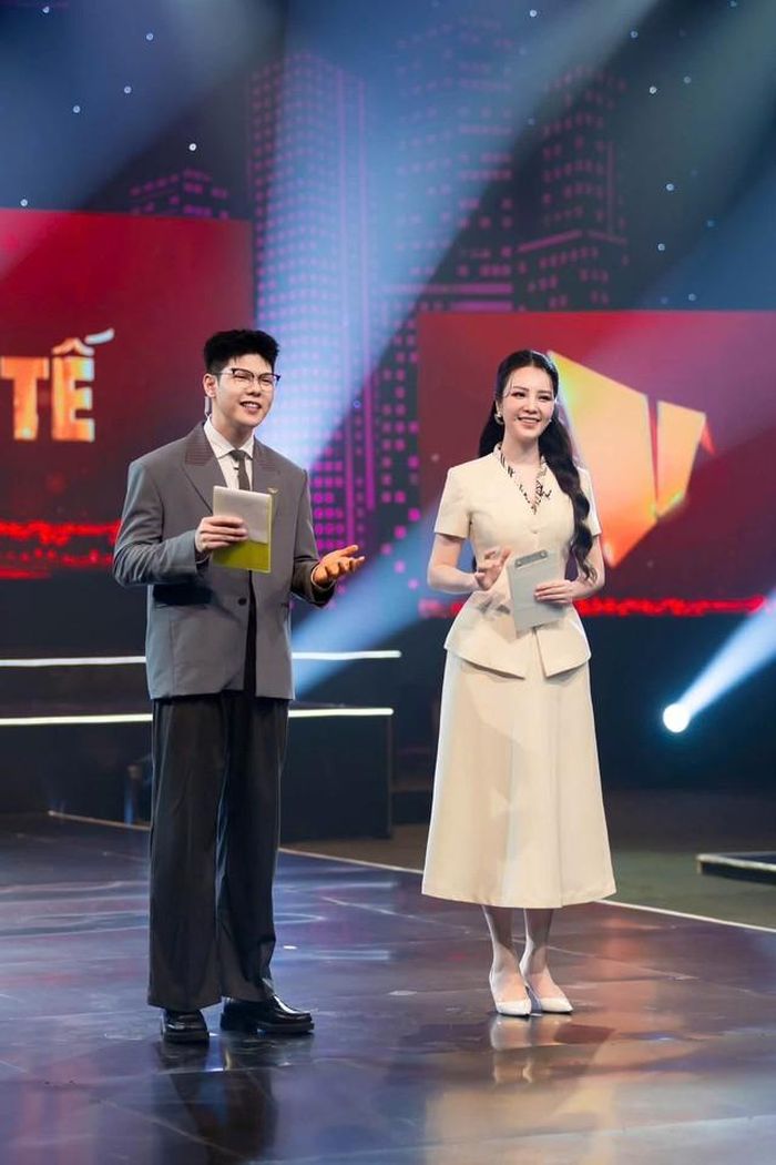 BTV Thụy Vân tươi tắn khi đi ghi hình chương trình Việc tử tế. Thời gian gần đây, dù chuyển sang ban khác, cô vẫn tiếp tục công tác tại Đài Truyền hình Việt Nam (VTV).