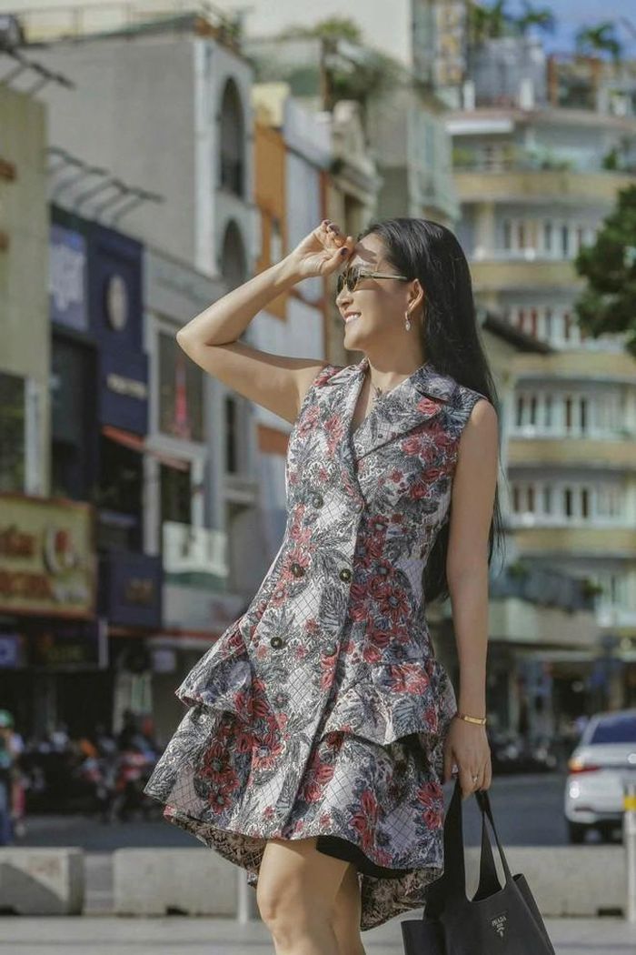 Vợ siêu mẫu Bình Minh - doanh nhân Anh Thơ mới đây cũng chia sẻ bộ ảnh mang tên "Nắng Sài Gòn". Cô được nhiều khán giả nhận xét ngày càng "hack tuổi" và sở hữu gu thời trang sang trọng, thanh lịch.