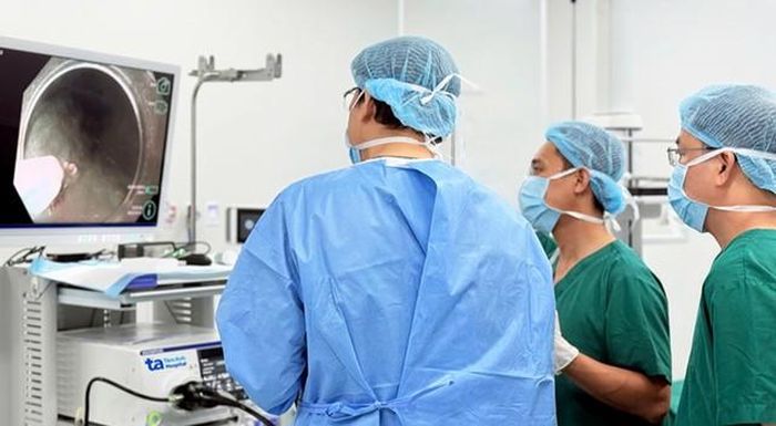 Các bác sĩ thực hiện bóc tách tế bào ung thư dưới niêm mạc qua nội soi. Ảnh: BVCC