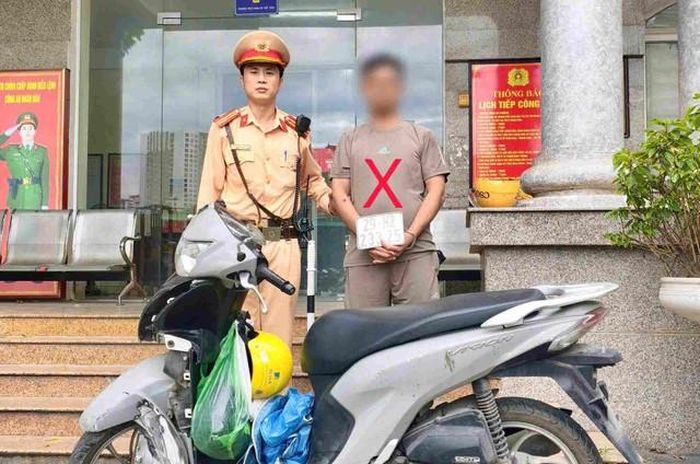 Đối tượng Đỗ Huy Lâm và tang vật liên quan. Ảnh: Phòng CSGT Hà Nội