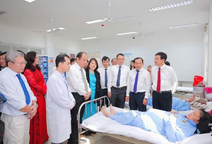 Lãnh đạo Sở Y tế TP HCM thăm động viên người bệnh tại BVĐK Bình Dương cơ sở 2.