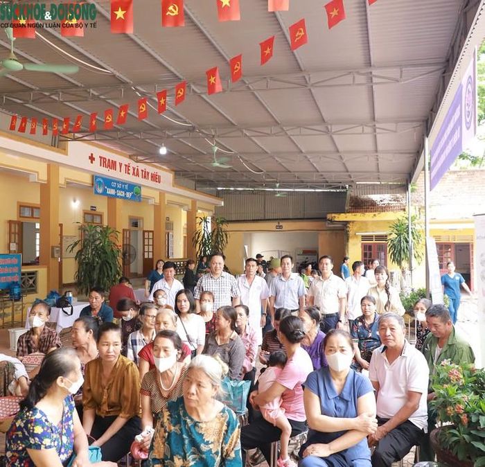 Đông đảo người dân tham gia chương trình khám sức khỏe, sàng lọc bệnh lý nội tiết - chuyển hóa tại cộng đồng.