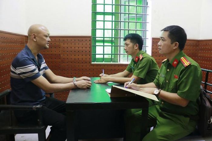 Cơ quan công an lấy lời khai một đối tượng trong vụ án.