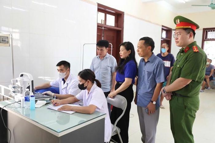Bệnh viện Nội tiết phối hợp cùng với phòng PC01, Công an tỉnh Thanh Hóa tổ chức khám bệnh, tư vấn và cấp thuốc miễn phí cho người có hoàn cảnh khó khăn. 