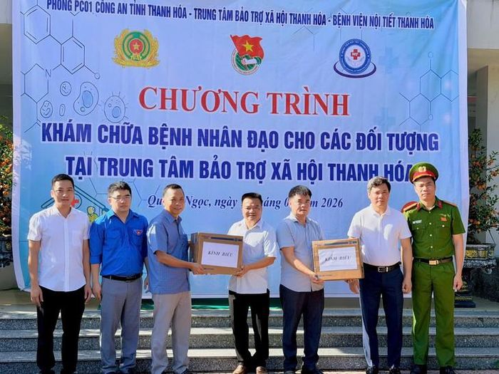 Đoàn công tác trao tặng nhiều phần quà ý nghĩa đến Trung tâm và các cá nhân đang được nuôi dưỡng tại đây.