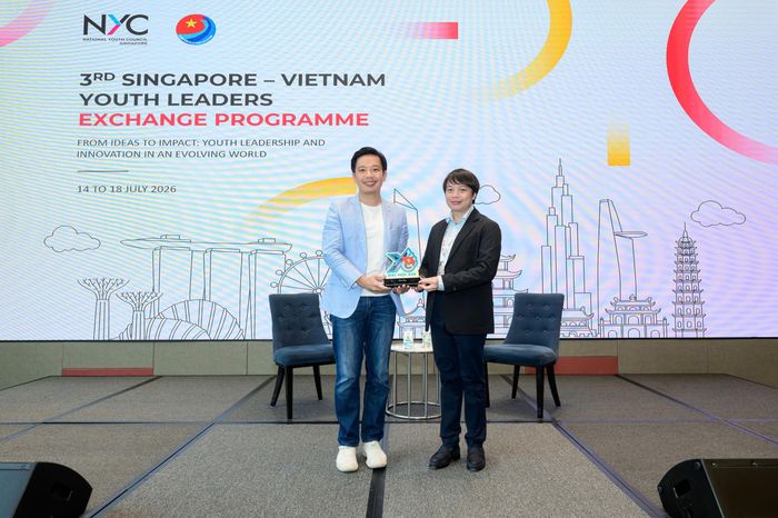 Ông Nguyễn Hữu Tú trao tặng quà lưu niệm cho đại diện Hội đồng Thanh niên Quốc gia Singapore, thể hiện tình cảm hữu nghị giữa thanh niên hai nước.