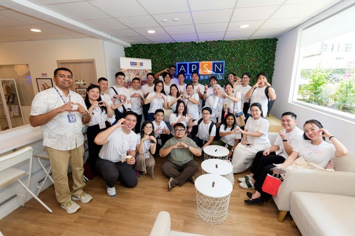 Đoàn đại biểu thanh niên Việt Nam – Singapore trong chuyến thăm và làm việc tại APSN Café for All – mô hình việc làm hòa nhập cho người khuyết tật trí tuệ tại Singapore.