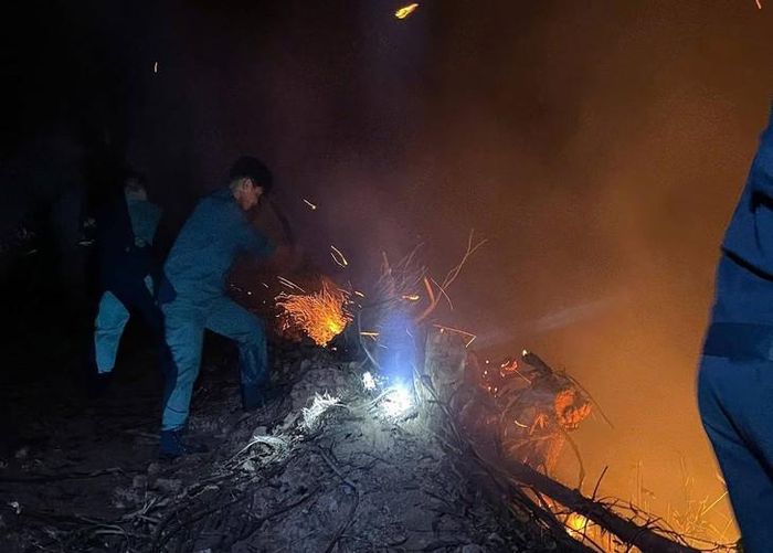 Nhiều lực lượng tham gia dập lửa. Ảnh: Ban Chỉ huy quân sự xã Quế Phước
