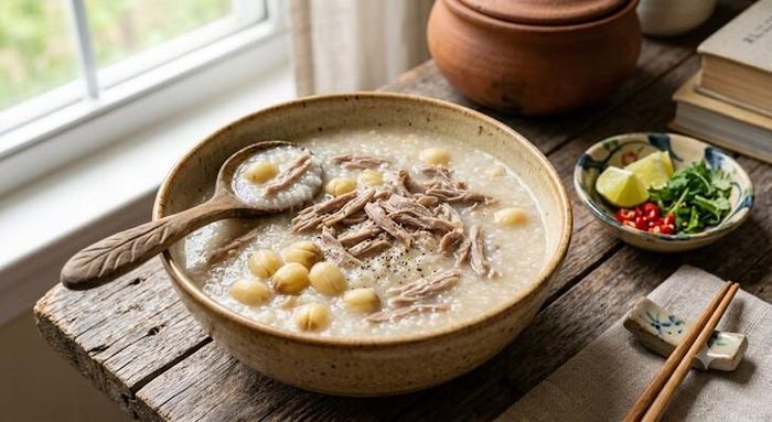 Cháo chim bồ câu hạt sen phù hợp với người suy nhược, mất ngủ, người cao tuổi.