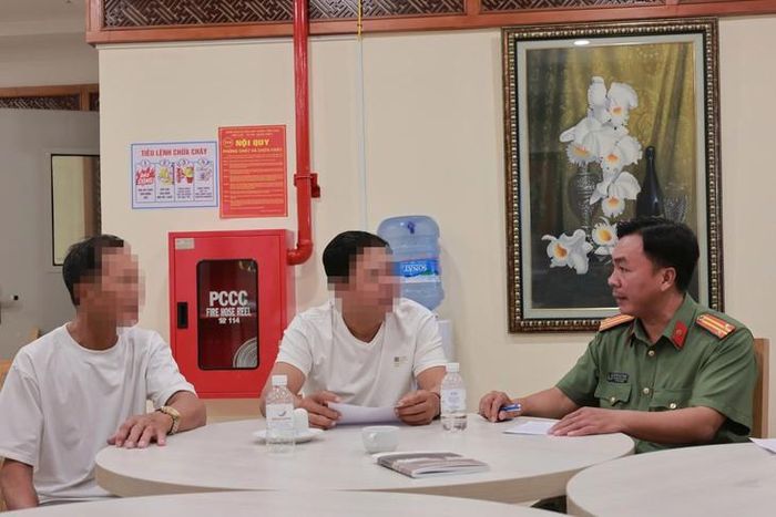 Lực lượng chức năng làm việc với hai người có hành vi khai thác san hô trái phép ở khu vực Hòn Chồng - Đặng Tất.