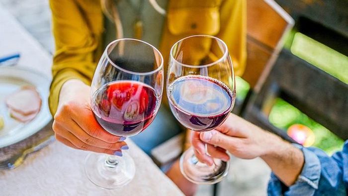 Tiến sĩ Emanuel khuyến cáo mọi người cần giới hạn lượng rượu bia tiêu thụ ở mức tối thiểu 3-4 ly mỗi tuần. Ảnh minh họa: Fox News