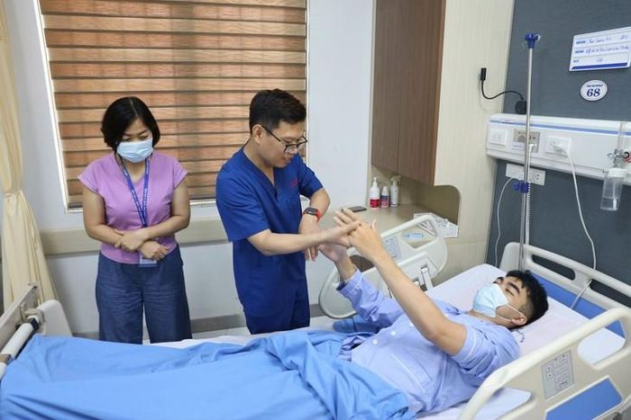 ThS.BS. Ngô Đức Hùng thăm khám cho bệnh nhân. Ảnh: NVCC.