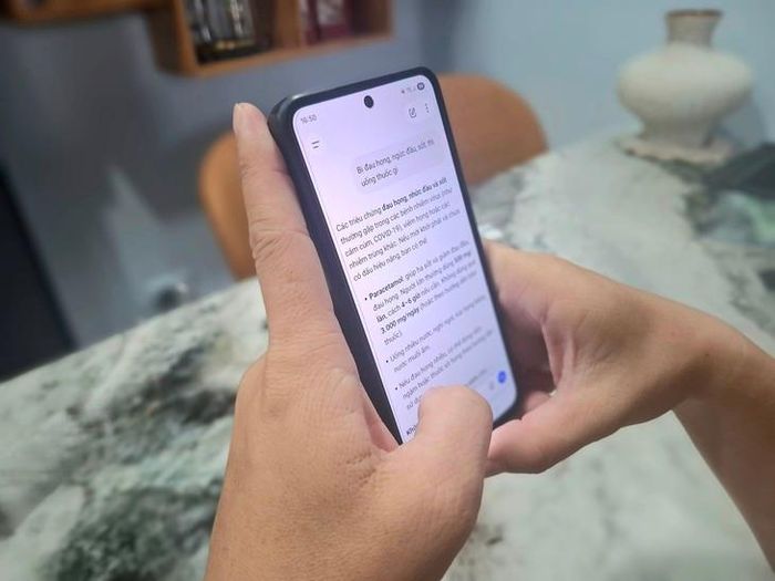 Nhiều người tự khám bênhh, kê thuốc bằng AI. Ảnh: Quỳnh Mai.