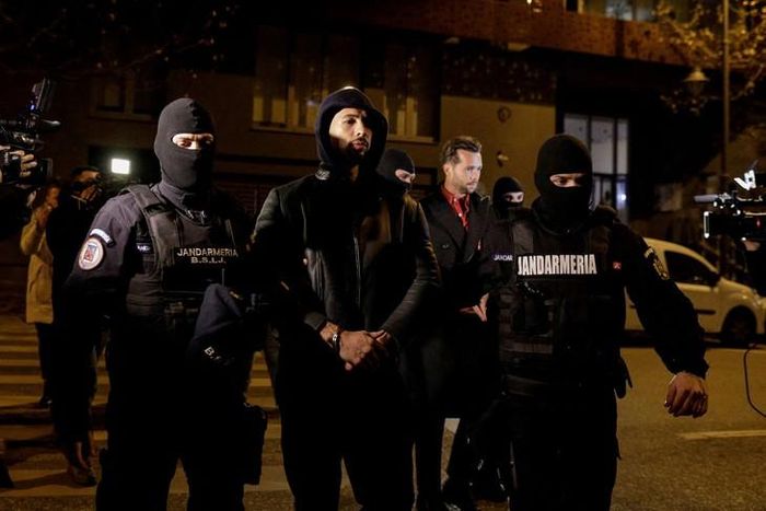 Andrew Tate và Tristan Tate bị cảnh sát Romania bắt giữ hồi tháng 12/2022. Ảnh: CNN