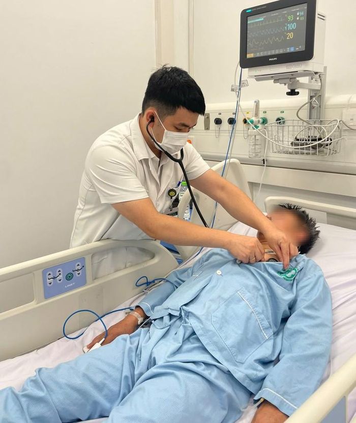 PGS.TS Đào Xuân Cơ - Giám đốc Bệnh viện Bạch Mai yêu cầu kích hoạt báo động đỏ và phác đồ hội chẩn toàn diện ngay tại giường bệnh để cấp cứu 8 nạn nhân của vụ ngộ độc khí H₂S tại hầm biogas của trang trại nuôi lợn ở Thanh Hóa.