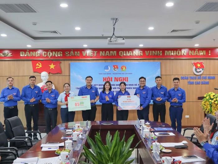 Thành Đoàn TP.HCM trao tặng 5 tủ sách thiếu nhi, 5 bộ trống Đội cùng nhiều dụng cụ học tập cho thiếu nhi vùng biên.