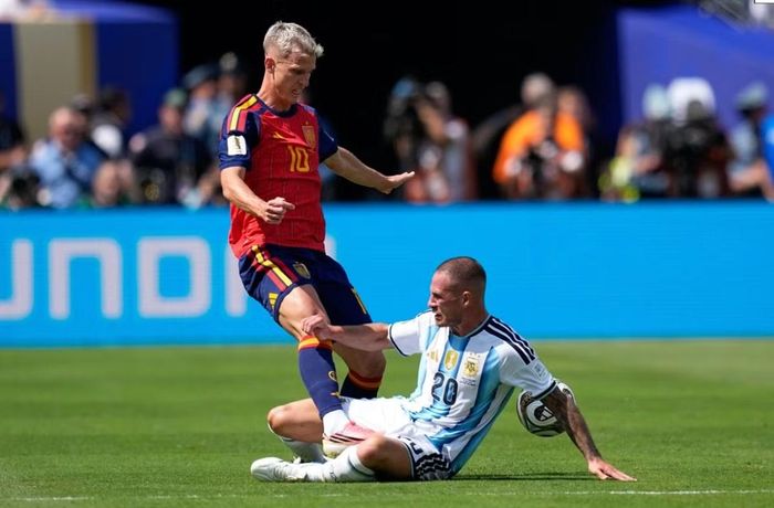 Một tình huống trong trận đấu giữa ĐT Tây Ban Nha và ĐT Argentina (không phải tình huống phạm lỗi giẫm chân). Ảnh: Ashley Landis/ AP Photo.