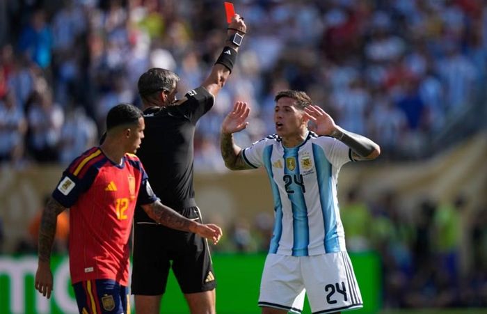 Trọng tài rút thẻ đỏ với Enzo Fernandez trong trận Chung kết World Cup 2026 giữa ĐT Argentina và ĐT Tây Ban Nha. Ảnh: Frank Franklin II/ AP Photo.