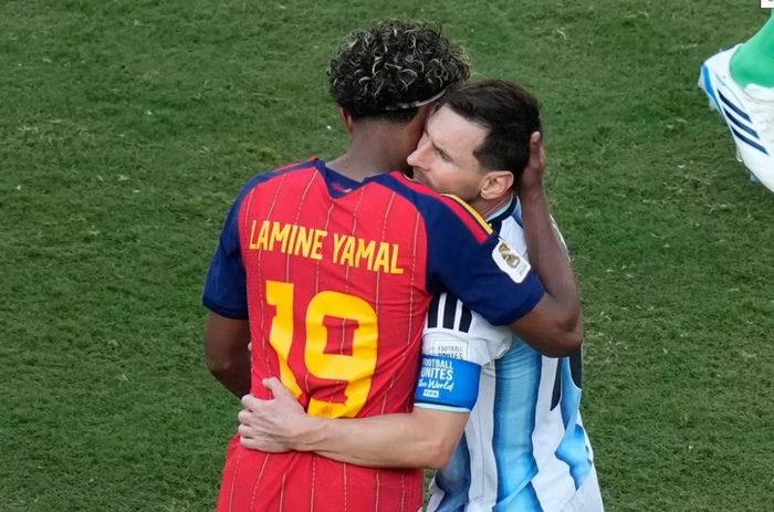 Lamine Yamal (ĐT Tây Ban Nha) và Lionel Messi (ĐT Argentina) sau trận Chung kết World Cup 2026. Ảnh: Seth Wenig/ AP Photo.