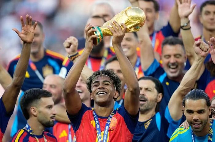 Lamine Yamal (ĐT Tây Ban Nha) nâng cúp vàng sau trận Chung kết World Cup 2026. Ảnh: Ashley Landis/ AP Photo.