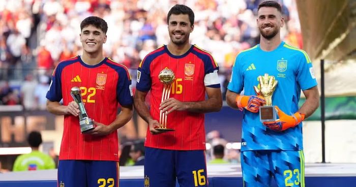 Pau Cubarsí (trái) nhận danh hiệu Cầu thủ trẻ xuất sắc nhất World Cup 2026 cạnh đàn anh Rodrigo Hernández (Cầu thủ xuất sắc nhất giải đấu World Cup 2026) và Unai Simón (Thủ thành xuất sắc nhất giải đấu World Cup 2026). Ảnh: The Independent.
