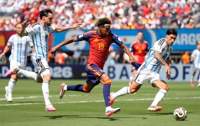 Lamine Yamal sớm tạo ra cơ hội nguy hiểm, trong khi Argentina chủ động lùi sâu và chờ phản công. Dù vậy, đội bóng Nam Mỹ không tạo được nhiều dấu ấn trước sức ép liên tục từ đối thủ.
