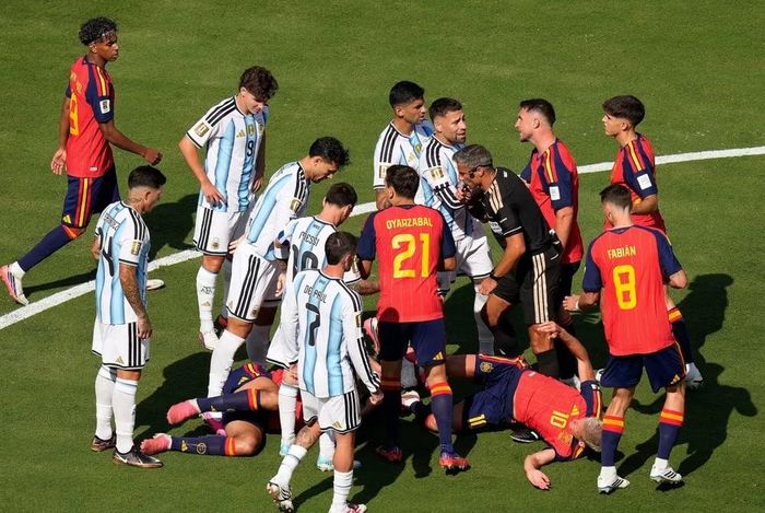 Argentina vùng lên trong những phút cuối. Lionel Messi có cú dứt điểm đầu tiên của đội ở phút 117, Giuliano Simeone cũng bỏ lỡ cơ hội gỡ hòa trong thời gian bù giờ hiệp phụ, nhưng mọi nỗ lực đều không thành công.