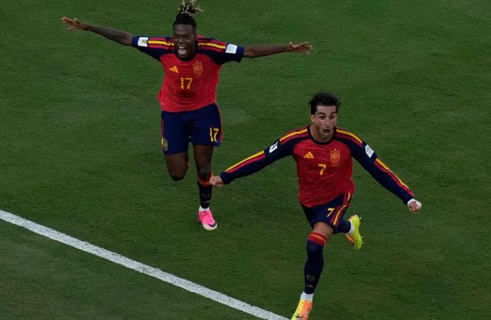 Bàn thắng duy nhất của tiền đạo Ferran Torres ở hiệp phụ thứ hai đã khép lại trận đấu kéo dài hơn 120 phút và mang về danh hiệu xứng đáng cho đại diện châu Âu.