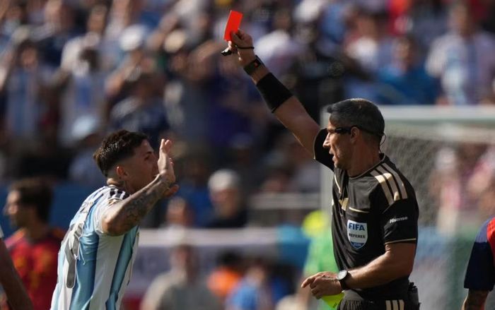 Tấm thẻ đỏ này khiến Argentina trở thành đội có nhiều cầu thủ bị truất quyền thi đấu nhất trong lịch sử các trận chung kết World Cup, với 3 trường hợp gồm Pedro Monzon, Gustavo Dezotti và Enzo Fernandez. Pháp đứng thứ hai với 2 cầu thủ từng nhận thẻ đỏ ở chung kết là Marcel Desailly và Zinedine Zidane.