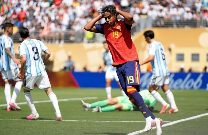 Ít phút sau, Giuliano Simeone có cơ hội đá bồi từ cự ly gần 10 mét nhưng đưa bóng vọt xà. Kết thúc hơn 120 phút thi đấu, Argentina không có nổi một cú sút trúng khung thành.