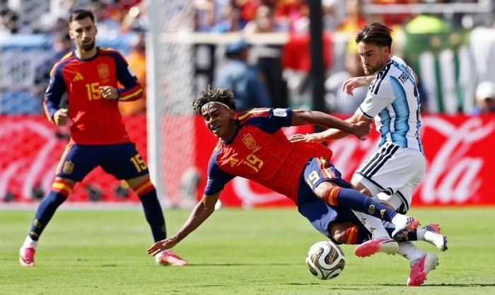 Lamine Yamal, Mikel Oyarzabal, Aymeric Laporte, Ferran Torres và Nico Williams đều có cơ hội ghi bàn nhưng không thể đánh bại Martinez trong hai hiệp chính.