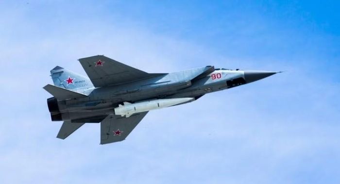 Lực lượng Hàng không Vũ trụ Nga (VKS) đang sở hữu hơn 40 tiêm kích MiG-31K/I có khả năng mang tên lửa đạn đạo Kh-47M2 Kinzhal. Tốc độ sản xuất hiện tại của loại tên lửa này chỉ đạt 5 quả mỗi tháng, và kế hoạch đến năm 2026 chỉ là 60 đơn vị.