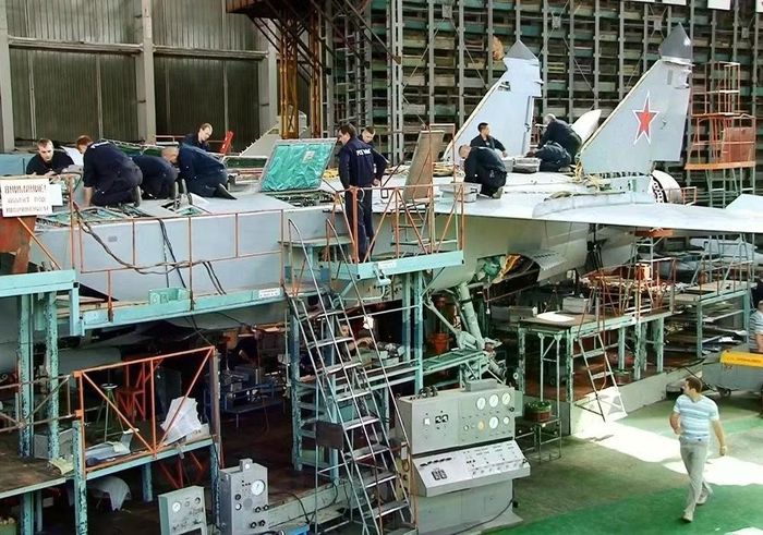 Nếu bắt đầu từ số liệu của Military Balance, thì đến cuối năm 2023, VKS đã có 24 máy bay loại này trong biên chế. Và nếu so sánh với các chỉ số nêu trên từ dữ liệu của GUR thì trong 2,5 năm qua, người Nga đã đưa vào sử dụng thêm 16 chiếc MiG-31 cải tiến nữa.