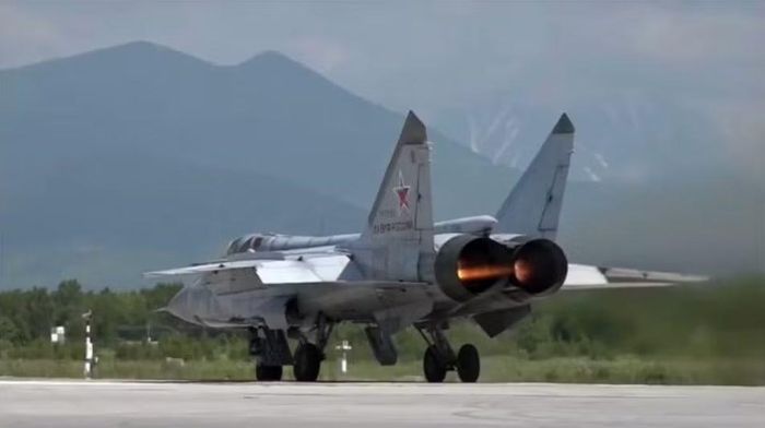Lý do là bởi vì với 40 chiếc MiG-31 hiện có, lượng dự trữ 100 tên lửa Kh-47M2 và khả năng lý thuyết sản xuất thêm 30 quả nữa vào cuối năm nay, tức là mỗi chiếc MiG-31 sẽ có 3 quả Kinzhal. Chính sự bất cân đối giữa số lượng máy bay mang phóng và quy mô kho tên lửa đã khiến nhiều nhà phân tích phương Tây nghi ngờ rằng Nga đang chủ động hạn chế sản xuất và sử dụng Kinzhal, thay vì coi đây là vũ khí chủ lực trong các chiến dịch tác chiến hiện nay.