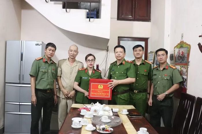 Thiếu tướng Nguyễn Hồng Ky cùng đoàn công tác thăm hỏi gia đình liệt sĩ Phạm Công Huy
