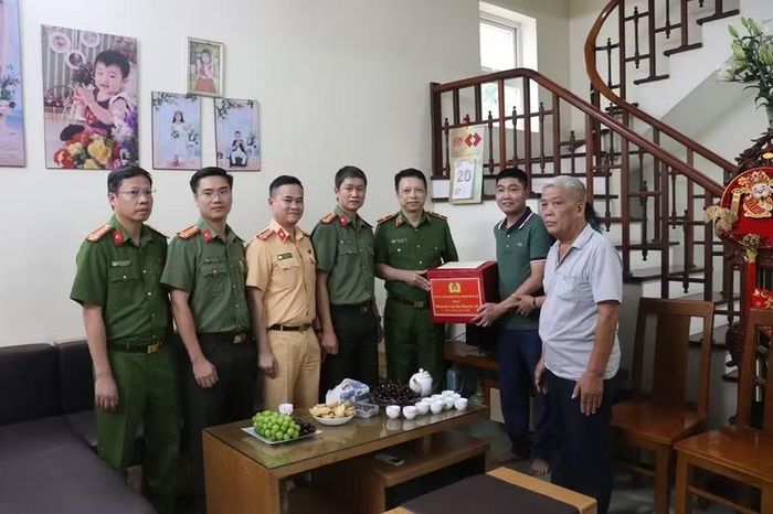 Thiếu tướng Nguyễn Hồng Ky mong muốn Trung tá Đỗ Xuân Khoa tiếp tục là tấm gương để cán bộ, chiến sĩ trẻ học tập, noi theo