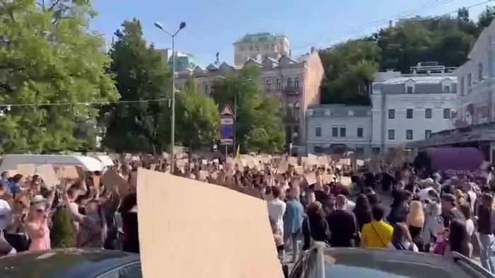 Hàng nghìn người đã xuống đường tại Kiev yêu cầu khôi phục chức vụ cho ông Fedorov, đồng thời kêu gọi cách chức Tổng tư lệnh quân đội Oleksandr Syrskiy.
