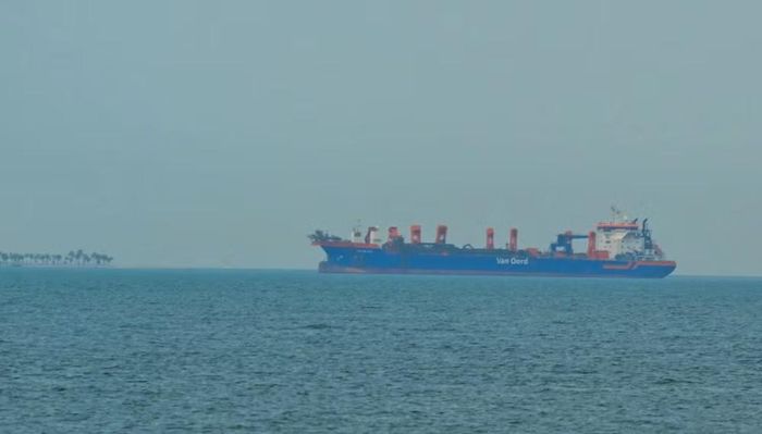 Bộ Tư lệnh Trung tâm Mỹ (CENTCOM) cáo buộc IRGC tấn công một tàu hàng treo cờ Cyprus khiến khoang máy hư hại nặng và phát động thêm các cuộc không kích đáp trả.