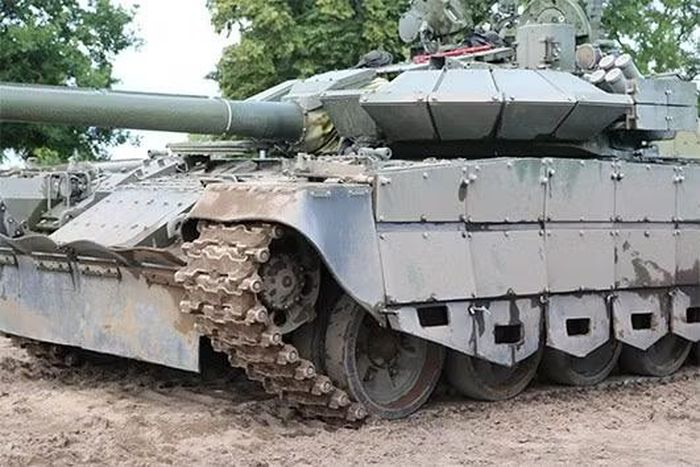 Khi được nâng cấp lên cấp độ T-72BM2, xe tăng T-72B sẽ có thêm hệ thống điều khiển hỏa lực cải tiến, bao gồm kính ngắm đa kênh thế hệ mới với kênh hình ảnh quang học và hồng ngoại, kênh điều khiển tên lửa cũng như thiết bị đo khoảng cách bằng laser.