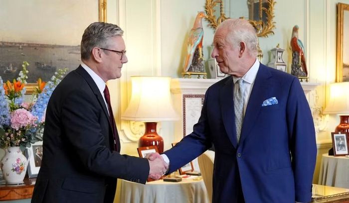 Sau bài phát biểu, ông Starmer sẽ tới Cung điện Buckingham để chính thức trình đơn từ chức lên Vua Charles III, khép lại nhiệm kỳ bắt đầu từ ngày 5/7/2024, khi ông kế nhiệm cựu Thủ tướng Rishi Sunak.