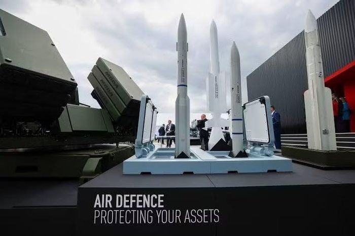 Cuối cùng là Airbus Defence & Space được phân công phụ trách hệ thống chỉ huy và kiểm soát, còn Thales chịu trách nhiệm chế tạo radar và cảm biến, trải dài từ cảnh báo sớm đến kiểm soát thực tế.