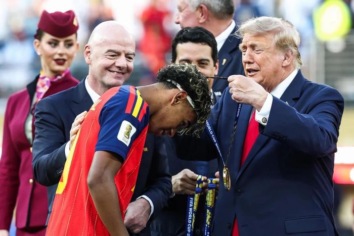 Tổng thống Mỹ Donald Trump trao huy chương Vàng cho Yamal. Nguồn: Getty Images.
