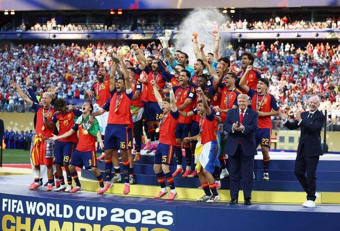 Các cầu thủ đội tuyển Tây Ban Nha nâng cao cúp vô địch World Cup 2026. Nguồn: Reuters.